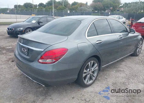 2017 Mercedes-Benz C 300 Luxury/Sport z USA, uszkodzony, nr VIN 55SWF4JB9HU205974